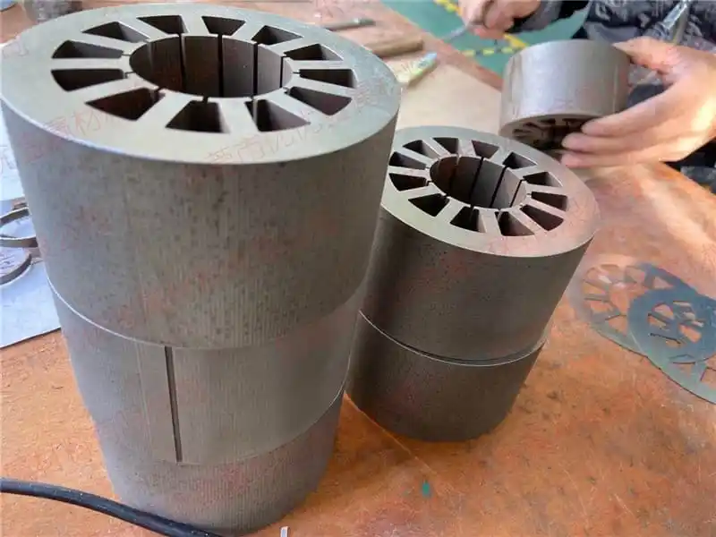 Drahtschneiden von Statordraht mit neuem Energienabenmotor mit Eisenkern